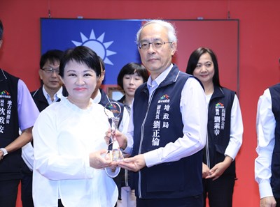 表揚112年廉能透明獎-一般參賽類-佳作，由地政局副局長劉正倫代表受獎