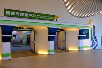 捷運高鐵臺中站出入口增加日、韓文標示。