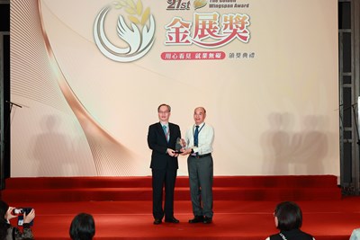 台中捷運公司榮獲金展獎，董事長顏邦傑（右）代表受獎。