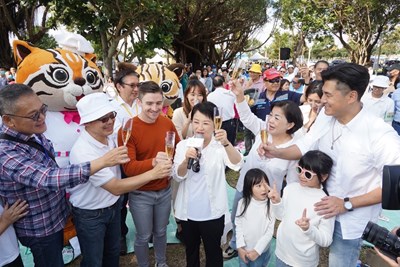 盧市長與民眾、藝人阿布、網紅小貝、市府各局處首長等人在中央公園舉杯歡慶