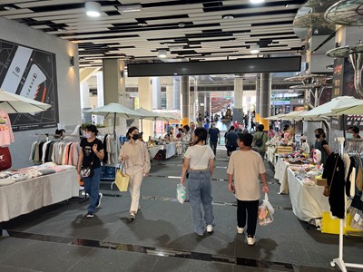 豐原轉運中心於花毯節期間周周有活動,歡迎民眾至豐轉搭乘接駁車賞花並參加市集活動