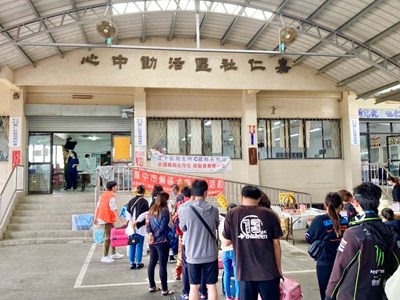 今年度最後一場偏區犬貓絕育活動在潭子區嘉仁社區活動中心辦理,飼主踴躍攜帶犬貓參與