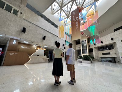 大墩文化中心於挑高大廳懸吊「榮耀40」彩虹膜裝置,隨光影變幻色彩,別具特色