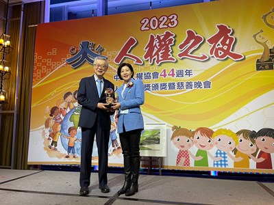台中市政府獲頒「社會服務人權貢獻獎」，由副市長王育敏代表受獎