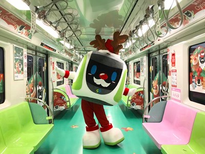 台中捷運聖誕列車發車了！中捷吉祥物小綠綠邀民眾一起來搭車。