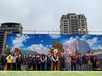 紙風車劇團西大墩公園開演,副市長黃國榮與大小朋友同樂