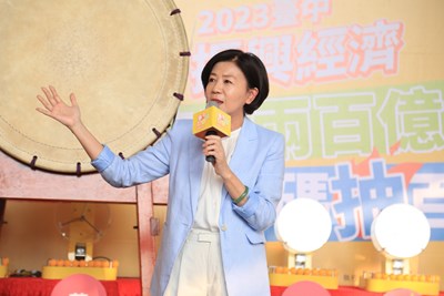 台中購物節突破兩百億加碼抽百萬記者會,由副市長王育敏抽出現金得主林小姐