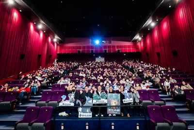 《妖怪森林》導演王世偉監製黃俊傑及聲音統籌胡育彰出席首映活動,與現場觀眾一起做出妖怪招牌姿勢合影