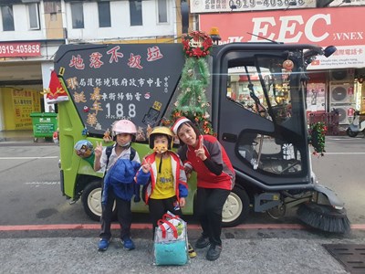 電動掃街車盛裝出勤,大小朋友樂在其中_0