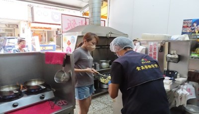 食安處稽查人員抽驗餐食_0