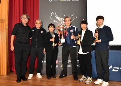 臺中藍鯨女足摘冠稱霸全國,並抱回三大獎項