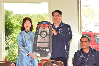 中華民國工商婦女協會捐贈消防警備車,由理事長許秀珍代表捐贈