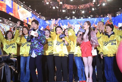 22萬人嗨爆台中中央公園! 盧市長「省話」刷新紀錄:幸福台中,龍賺大錢!