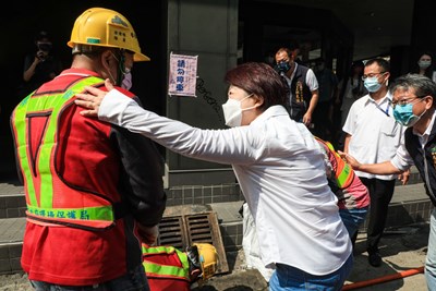 體恤環保局清潔人員辛勞 盧市長宣布調高清潔獎金及駕駛安全獎金
