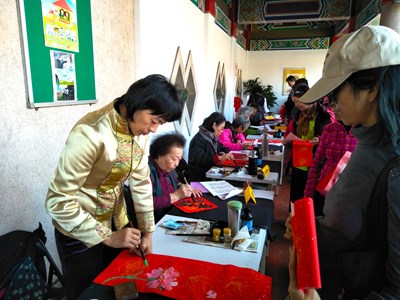 書法名家現場揮毫,讓民眾免費索取年字年畫