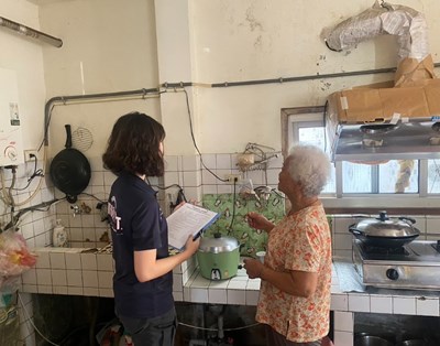 臺中市政府消防局幫居住屋齡30年以上弱勢族群進行居家電路設施汰舊換新,112年完成39戶