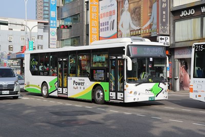 台中市電動公車採綠閃電塗裝,讓民眾更易辨認