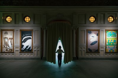 「城中美術館」展出插畫家以貓為主題的壁畫,呼應「貓道」建築結構特色。