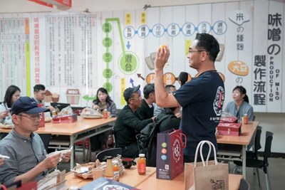 台灣味噌釀造文化館許立昇總經理推廣味噌知識(圖片來源:財團法人中衛發展中心)