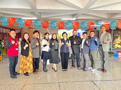 與會貴賓合照,探險畫家陶天麟先生(右四)