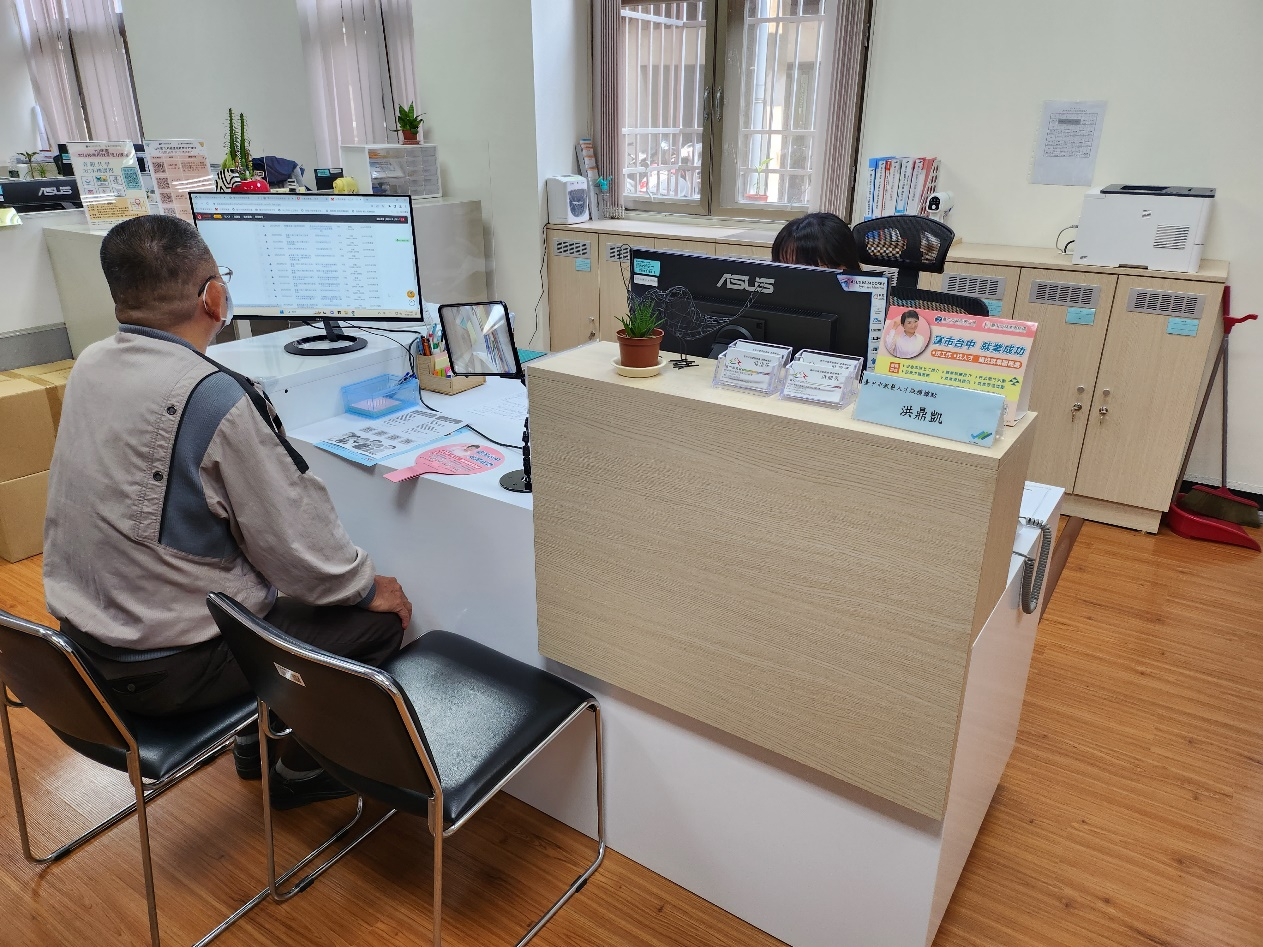 民眾至銀髮人才服務據點進行就業諮詢