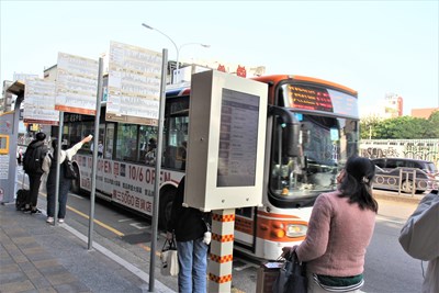 台中市政府交通局在一中商圈建置T-bar智慧型站牌,32吋大螢幕有如大型平板電腦,能與行進中公車連線,即時回傳公車到站時間,方便搭公車民眾掌握上車時間。