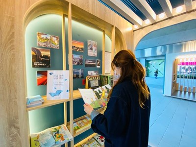 位於台中捷運舊社站的微型圖書館讓民眾自由取閱書籍。