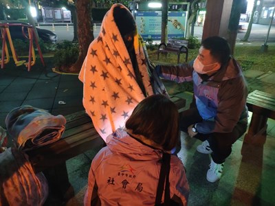 中市社會局連3天啟動低溫關懷    協助身體不適街友送醫