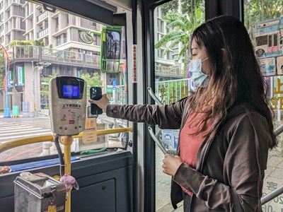 目前逾九成公車完成行動支付驗票機安裝,可使用悠遊付、一卡通MONEY與ICASH PAY之乘車碼功能
