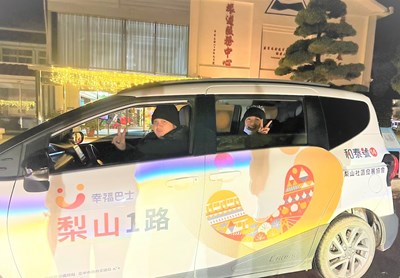梨山幸福巴士駕駛劉啟涵穿上保暖厚外套,晚上9點半還奔馳山路來接送預約的乘客