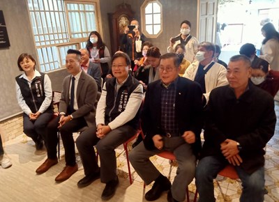 經濟發展局副局長李逸安(左3)代表盧市長出席致意,肯定企業成立公益團體造福社會_0