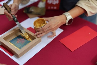 台中捷運邀民眾參加絹印活動,製作專屬自己的紅包袋。
