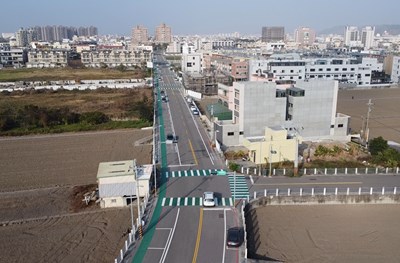 清水區忠孝路增設「綠色斑馬線」,改善道路行車秩序及空間