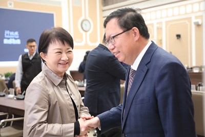 盧市長會後與鄭副院長握手感謝中央成全,讓台中重大建設順利圓滿