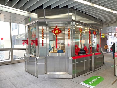 台中捷運各車站布置春節裝飾,洋溢濃濃年味。