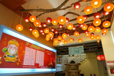 大安圖書館「點一盞知識的光明燈」,讓知識財富「龍」相隨