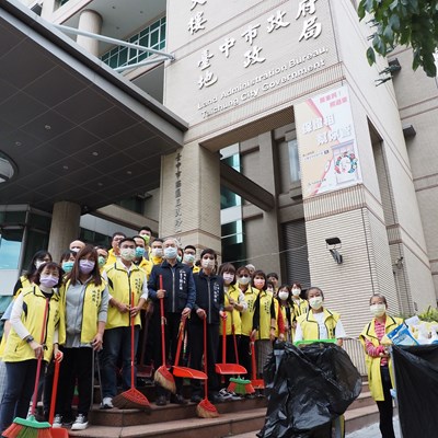 台中市政府地政局全體同仁進行環境清潔工作