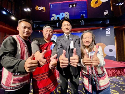 梨山幸福巴士客服人員林韻文(右起)、交通局長葉昭甫、梨山社區發展協會理事長王維康、幸福巴士駕駛賴芸杰等人攜手推動梨山幸福巴士
