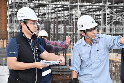 日前運動局長李昱叡代表盧市長前往清水向施工團隊致意 並關心工程進度