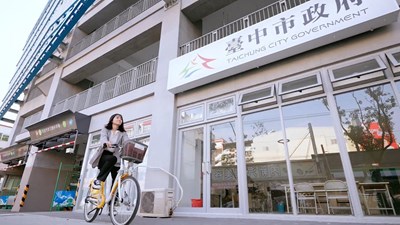 台中市YouBike 2.0騎乘人數直線上升,去年創下租借最多的160萬人次記錄,綠色運具減碳效果,換算相當於1.74座中央公園減碳量。