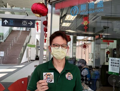 台中捷運設計「感謝您體貼」博愛貼紙,有需要的旅客可至車站詢問處索取。