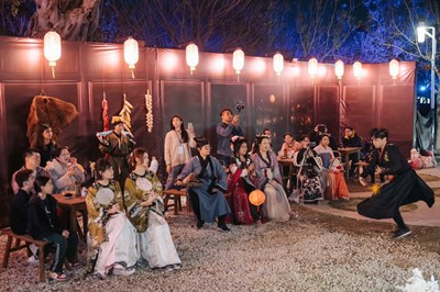 「龍門客棧」搭配空間情境展演,客棧內每天有掌櫃、店小二、算命仙或俠客與大家互動