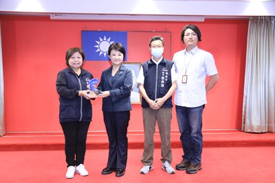 台中市158PLUS空間資訊網榮獲「2023雲端物聯網創新獎」傑出應用獎,台中市政府地政局長吳存金於今(20)日市政會議上頒獻獎座