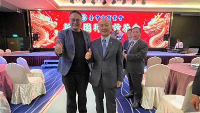 副巿長鄭照新(左)、臺中市商業會理事長謝豐享(右)