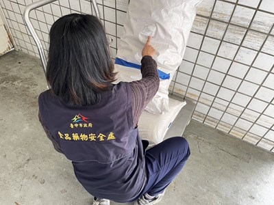 中市食安處再查獲問題辣椒粉 龍井區食品廠豬肉乾等成品6,739公斤全數下架停售