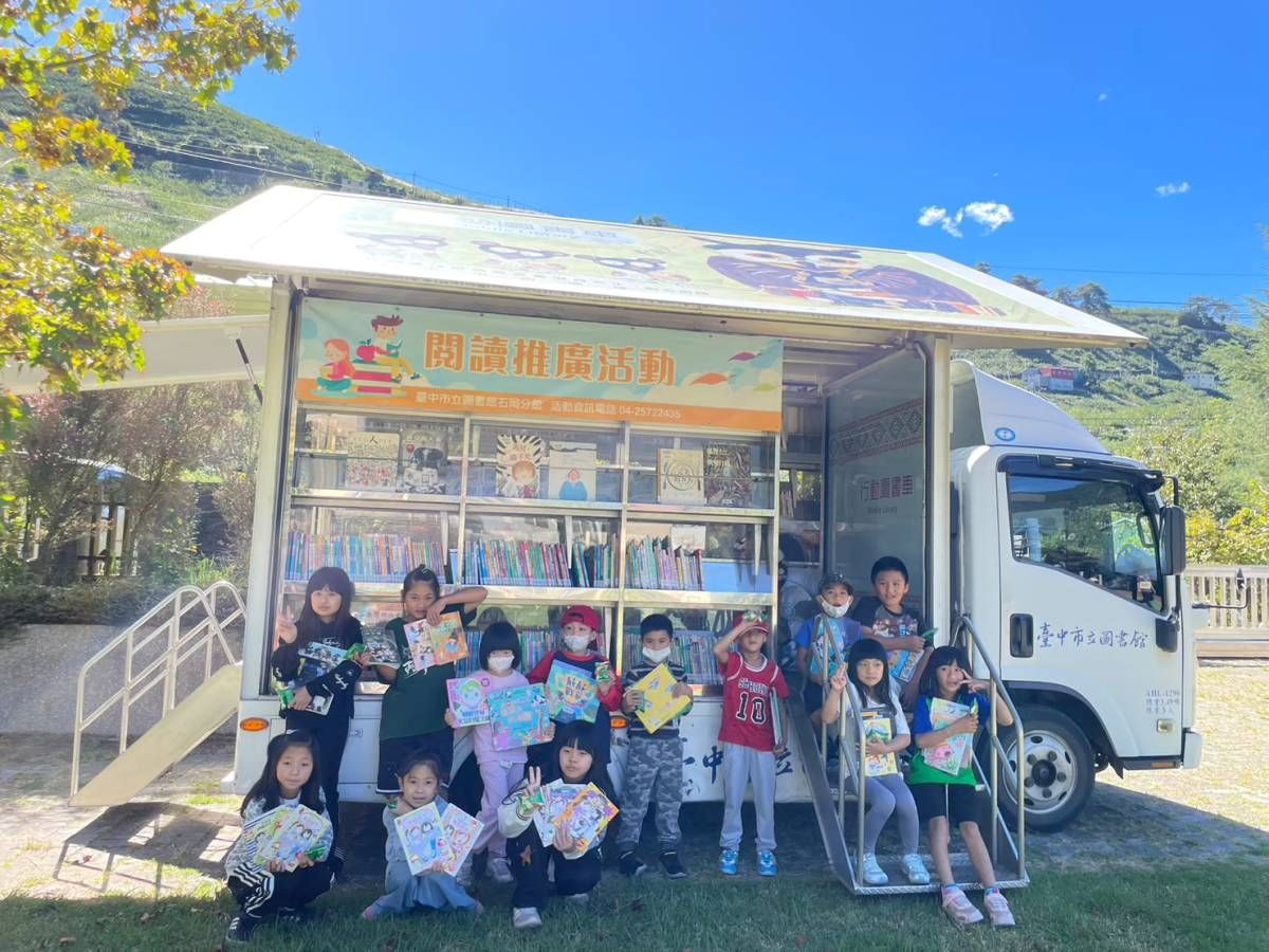 中市行動書車巡迴校園 故事志工伴讀開學趣！