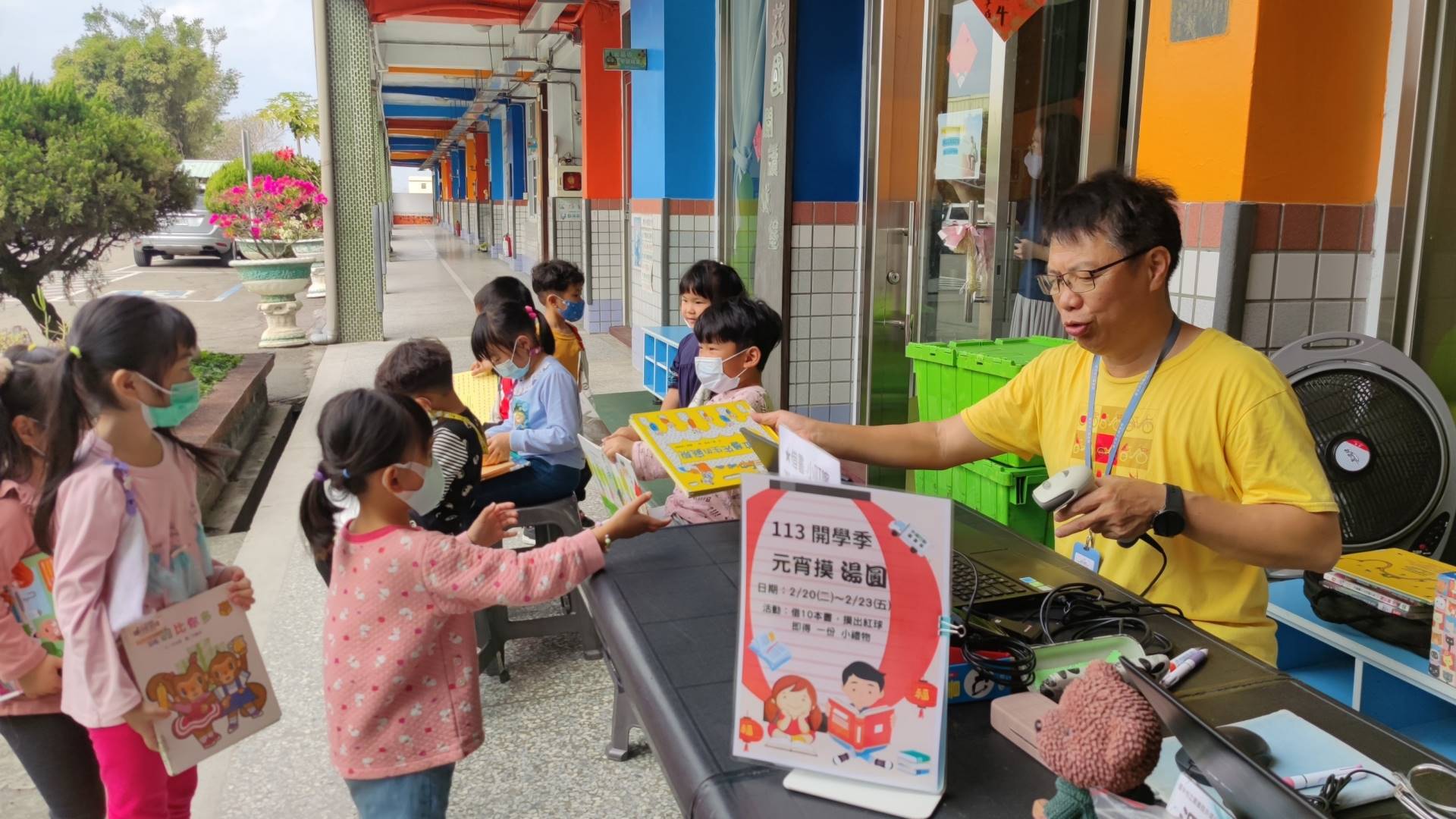 中市行動書車巡迴校園 故事志工伴讀開學趣！