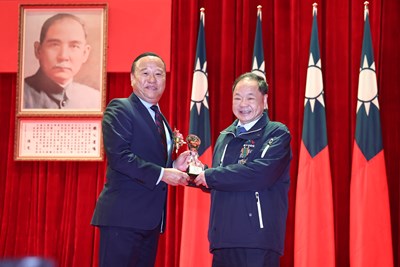 榮耀再現! 中市府連3年奪績優役政單位、民政局長獲頒「一星寶星」獎章