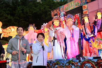 城市品牌互宣! 蔣萬安與盧秀燕同框2024台北燈節超夯「眾神花燈」