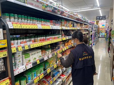 食安處稽查員至賣場查核問題調味料下架狀況 (1)